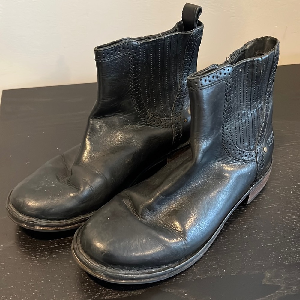 UGG all weather Chelsea boot- great year road